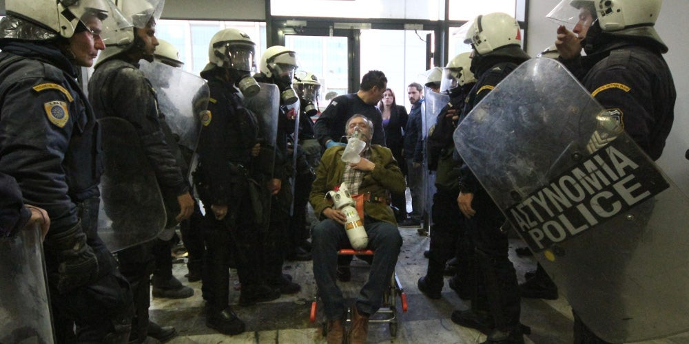 Στο νοσοκομείο ο πρώην Δήμαρχος Καισαριανής εξαιτίας των χημικών στο Ειρηνοδικείο